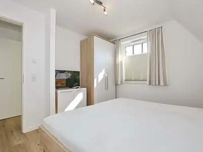 1.Schlafzimmer mit Doppelbett und Kleiderschrank