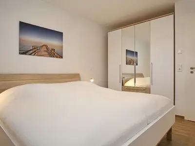 erstes Schlafzimmer mit TV