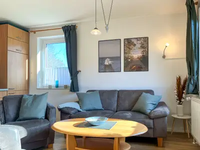 Wohnzimmer mit Sofa und Sessel