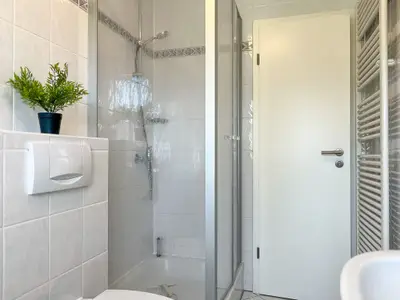 1. Badezimmer mit Dusche und WC