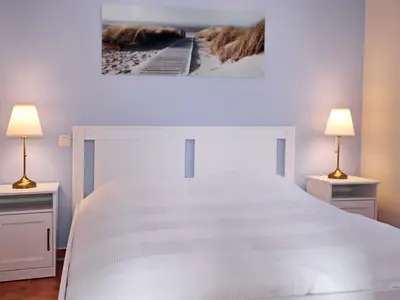 Schlafzimmer im Erdgeschoss mit Doppelbett