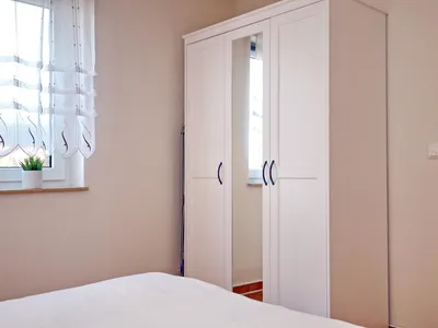 Schlafzimmer im EG mit Kleiderschrank