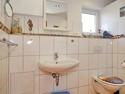 Badezimmer mit WC und Waschbecken