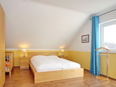 2. Schlafzimmer im Obergeschoss mit Doppelbett