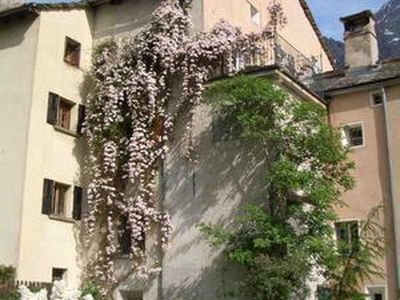 Vom Garten aus gesehen — am Abend auf der Terrasse oben: geniale Sicht das Tal runter!