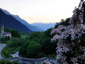 Blick von der Terrasse im 2. Stock das Tal runter nach Italien