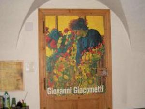 In diesem Haus wuchs Annetta Stampa (auf dem Poster), die Frau von Giovanni Giacometti & Mutter Alberto Giacomettis auf