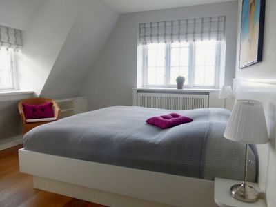 In diesem Schlafzimmer mit Doppelbett können Sie mit Blick auf die Nachbarinsel Amrum und das Meer wunderbar aufwachen.