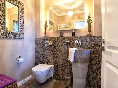 Das Gäste-WC finden Sie im Erdgeschoss vor.