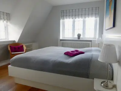 In diesem Schlafzimmer mit Doppelbett können Sie mit Blick auf die Nachbarinsel Amrum und das Meer wunderbar aufwachen.
