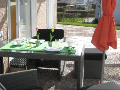 Unter Glas auf der Terrasse Frühstücken, Essen, Grillen, Raclett oder Fondue genießen.