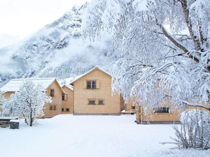 Außenansicht des Gebäudes. Blick auf das Chalet-Dorf