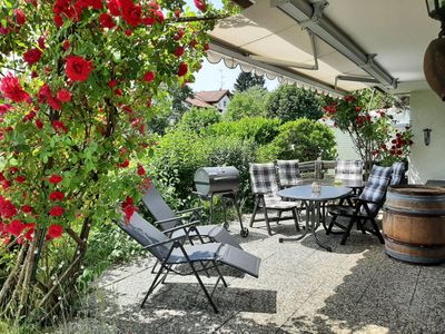 Terrasse mit Garten und Grill