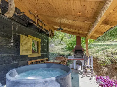 Terrasse mit Whirlpool und gemauertem Grill