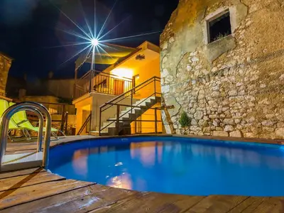 PoolOfHouse