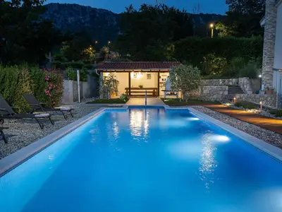 Pool und Außenanlage beleuchtet