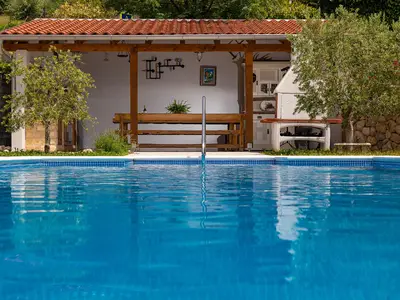 Blick vom Pool zur Außenküche