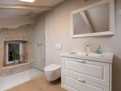 Badezimmer mit Dusche