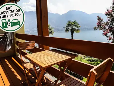 Balkon mit schöner Aussicht auf den Lago Maggiore