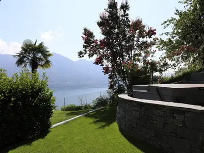 Garten mit Whirlpool und Sicht auf den Lago Maggiore