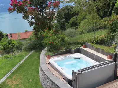 Garten mit Whirlpool und Sicht auf den Lago Maggiore