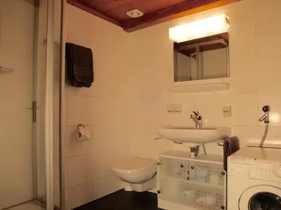 Grosse Dusche/WCmit Waschmaschine
