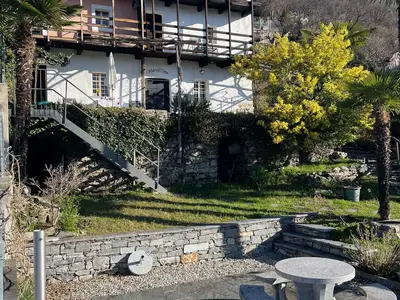 Ferienhaus (linke Haushälfte) mit dazugehöriger unterer Terrasse