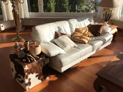 Wohnzimmer Sofas (2) und amerikanische Kirschen Holzboden & Kerzenleuchter