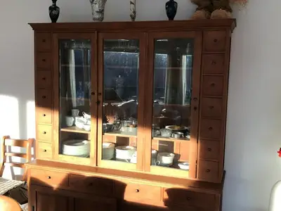 Geschirrschrank im Wohnzimmer