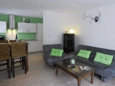 Wohnzimmer mit offener Küche