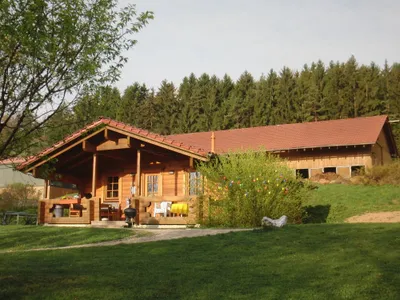 Blockhaus Fuchsbau und Pferdestall