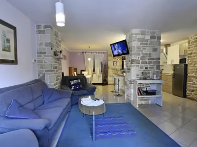 Das Wohnzimmer, der Essbereich und die Küche im Erdgeschoss.