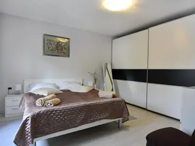 Schlafzimmer 1 im ersten Stock mit Doppelbett (160x200), Nachttischen und Spiegel