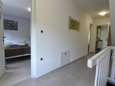 Der erste Stock mit Schlafzimmer 1 und 2 und Badezimmer 1.
