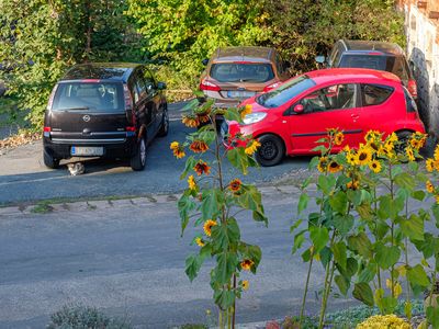 Direkt gegenüber von der Ferienwohnung haben wir seit neuesten einem Stellplatz für Gästeautos geschaffen.