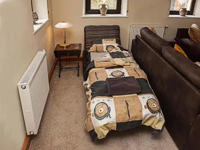 Falls erwünscht, können wir ein Couch Bett im Wohnzimmer für Sie herrichten