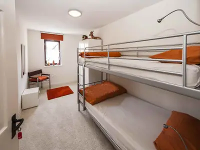 Ein Schlafzimmer mit Etagenbett 2