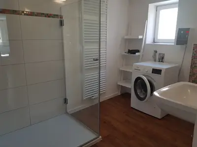 Bad unten mit WC und Waschmaschine
