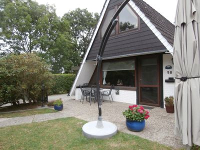 Terrasse. Südseite mit Blick zur Einfahrt/Carport -