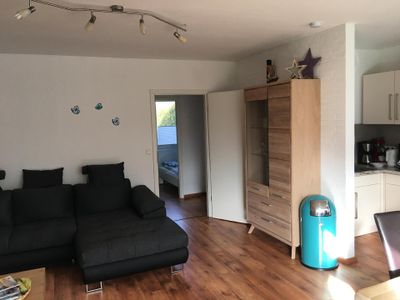 Wohnbereich. neues Schlafsofa (2 Pers) mit Blick auf Schlafzimmer/WC Bereich