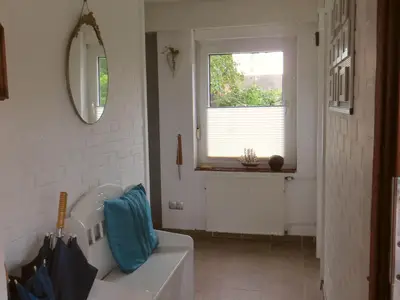 Wohnbereich. Eingangsbereich - links Flur/Wohnung - rechts Mehrzweckraum