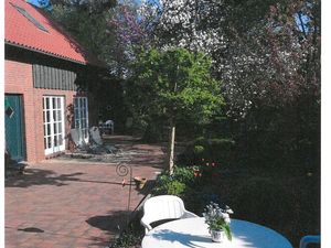 Terrasse Rauchhaus mit Sicht auf die Scheune