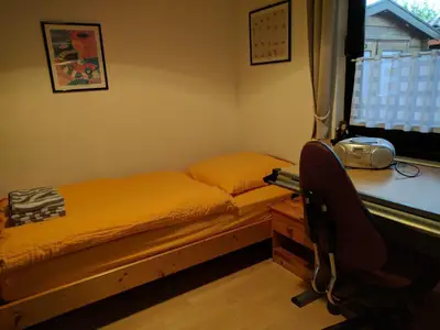 Schlafzimmer 2 mit 3 Betten und Schreibtisch