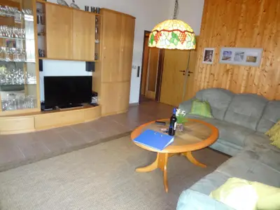Wohnzimmer mit Kuschelecke und 40 Zoll TV