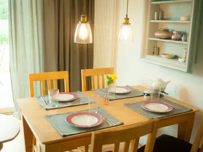 Essecke mit Blick in den Garten