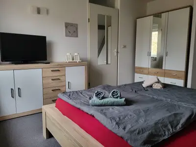 Schlafzimmer 1