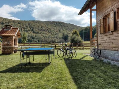 Hinterhof mit Fahrrädern, Tischtennis und gemauertem Grill