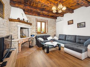 24003152-Ferienhaus-6-Cabrunici-300x225-3