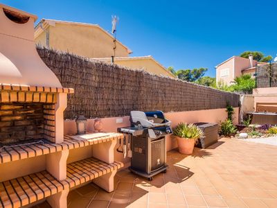 Terrasse. Gemauerte Grillecke mit Weber Grill