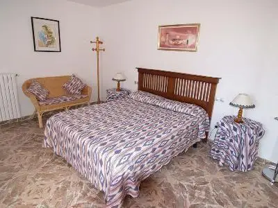 Schlafzimmer mit Doppelbett
